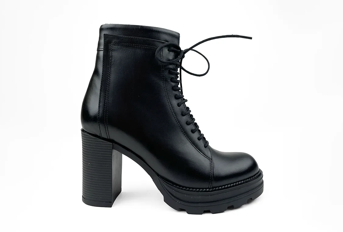 Bu kadın bot modeli, soğuk havalarda hem şıklık hem de konfor sunar. Kalın ve kaymaz tabanı sayesinde günlük kullanım için idealdir. Jean, elbise ve kaban kombinleriyle kolayca uyum sağlar.